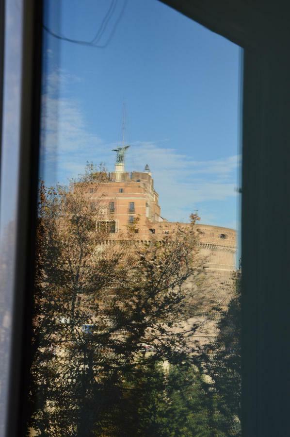 Una Finestra Su Castel Sant'Angelo Рим Экстерьер фото